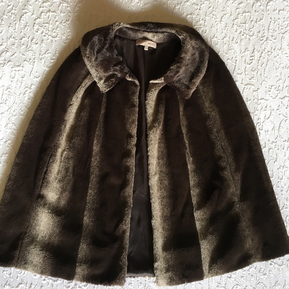 HEED Faux fur cape
